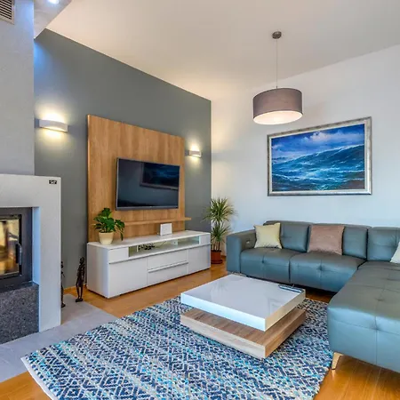 Three-bedroom In بيت للعطل