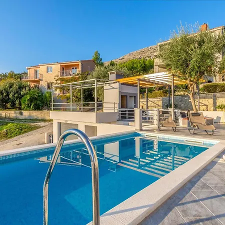 بيت للعطل Three-bedroom In *