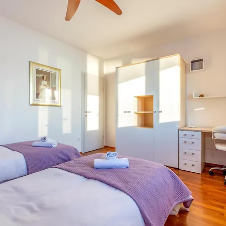 Three-bedroom In بيت للعطل *