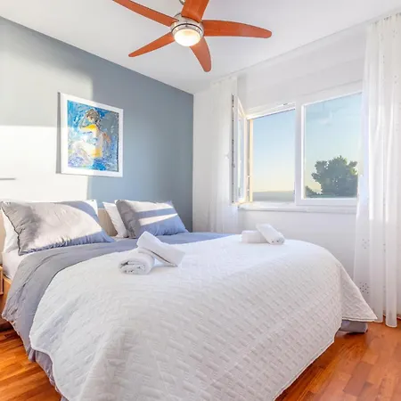 Three-bedroom In بيت للعطل