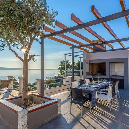 Three-bedroom In Casa de Férias Jesenice (Split-Dalmatia)