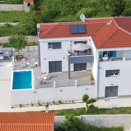 Three-bedroom In Jesenice (Split-Dalmatia)